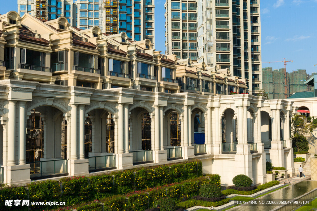 欧式古典建筑与现代高楼