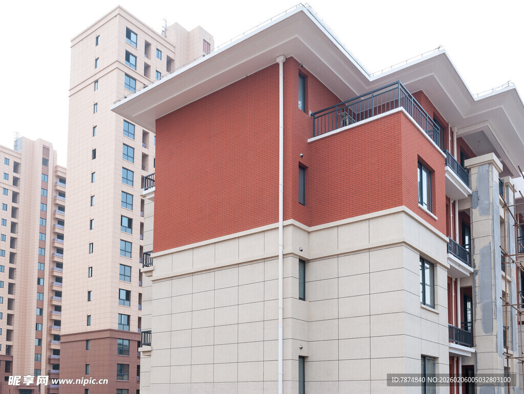 城市中的红白色建筑外观