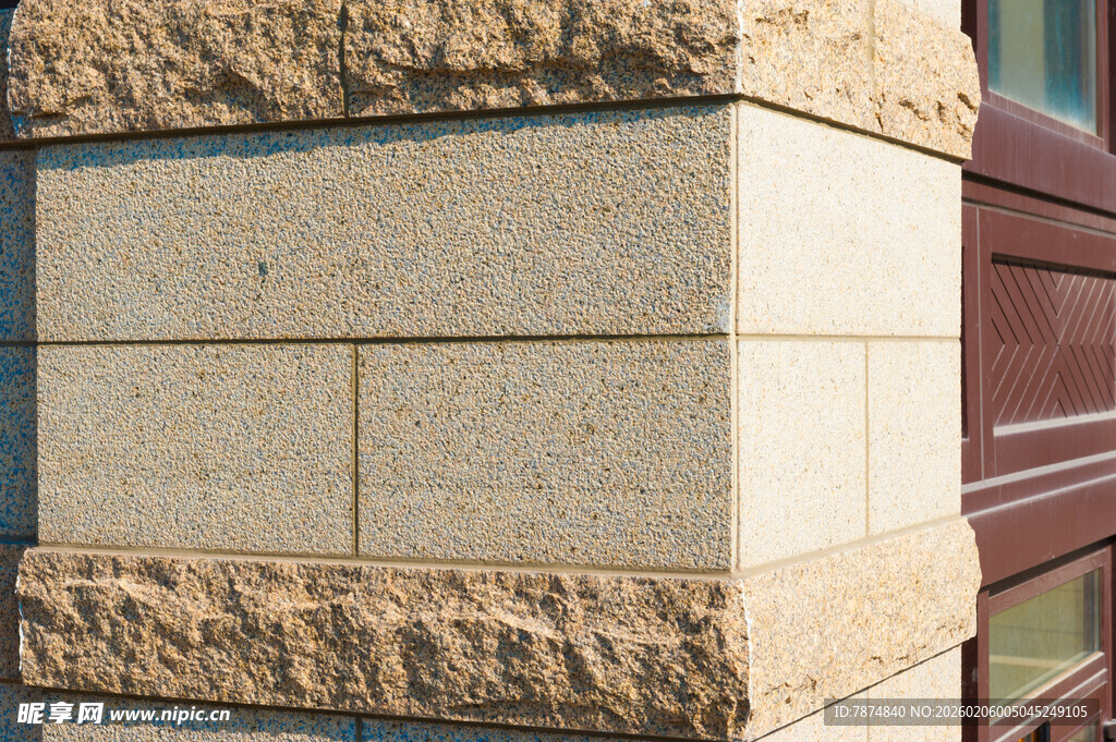 建筑角落的石材装饰细节