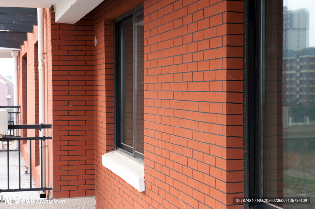 红砖墙面的现代建筑阳台
