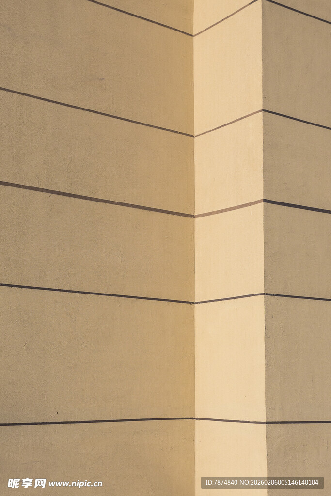 米色墙面的简洁建筑转角