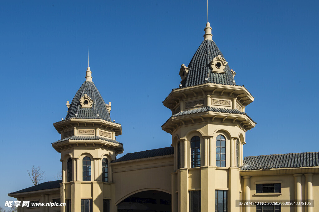 欧式双塔建筑外观