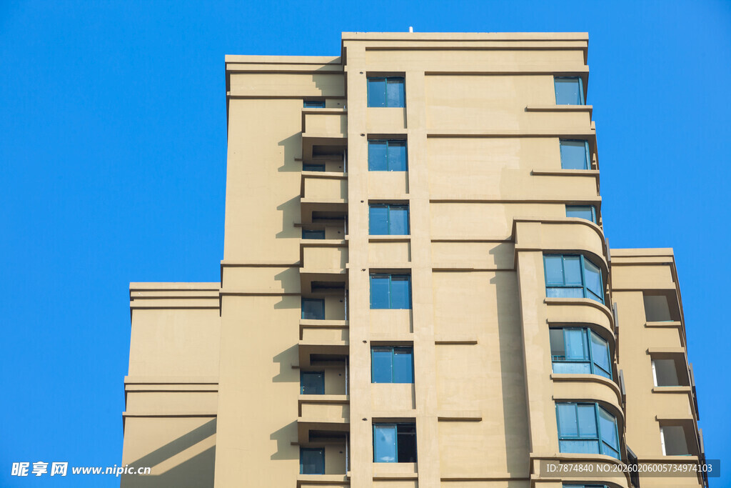 多层米色住宅楼外观