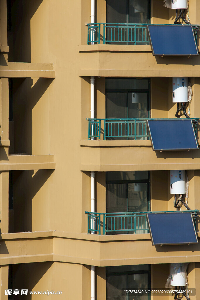 居民楼外的太阳能热水器