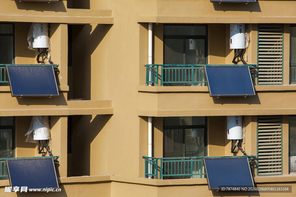 公寓楼外的太阳能板装置