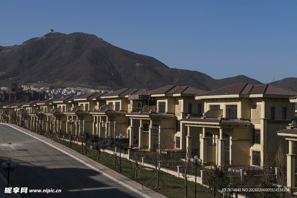 一排别墅背靠青山而立