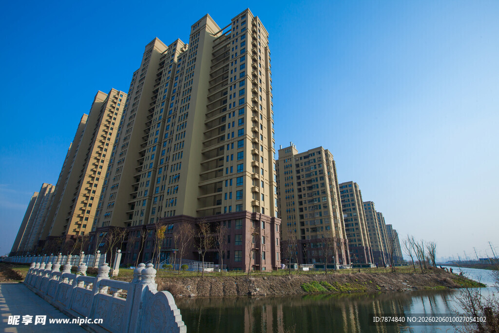 河畔高楼林立的城市景观