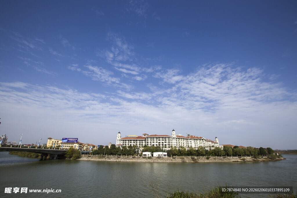 河畔多彩建筑群风景