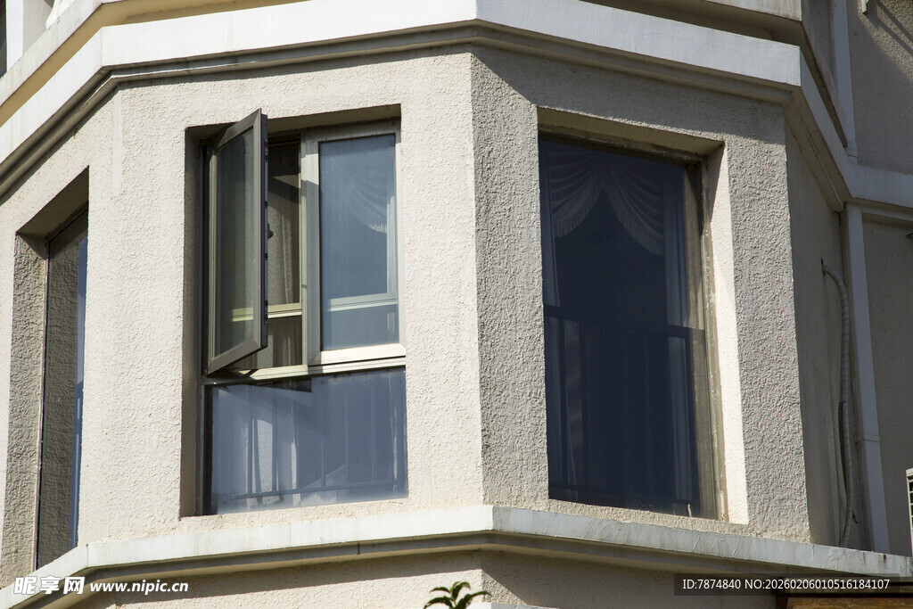 复古建筑的敞开窗户