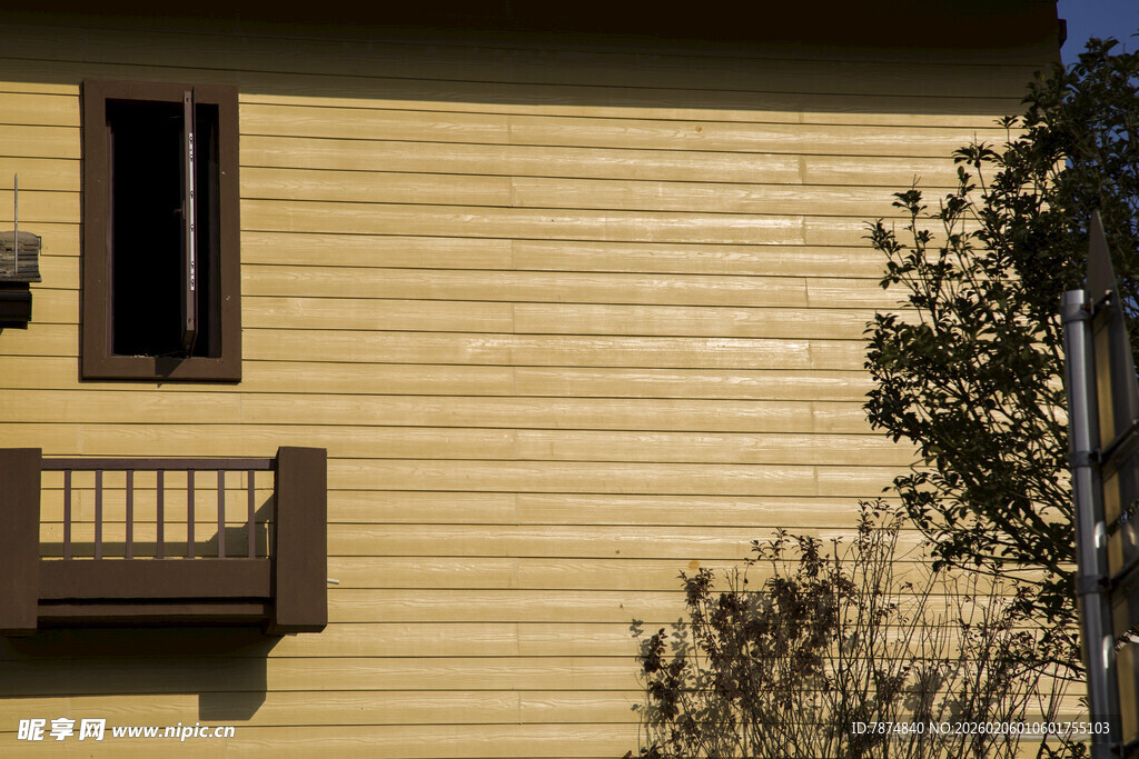 木质房屋外的小阳台