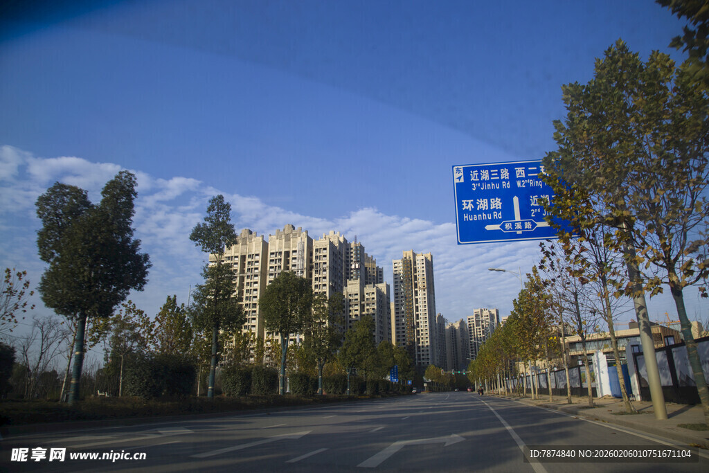 城市道路旁的高层建筑