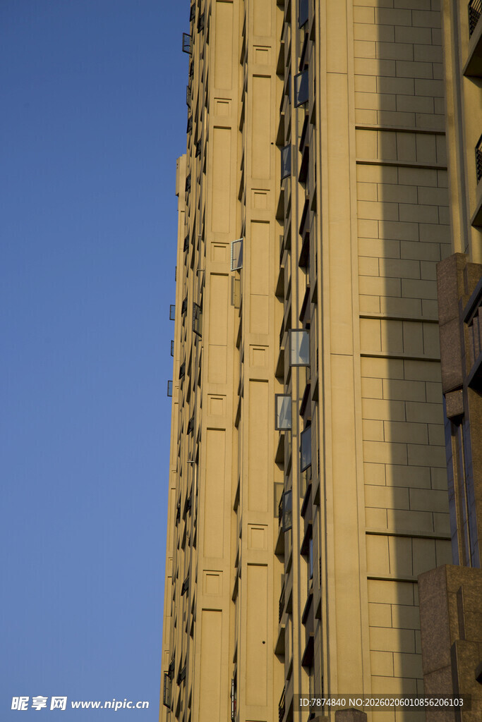 高耸建筑外观细节特写