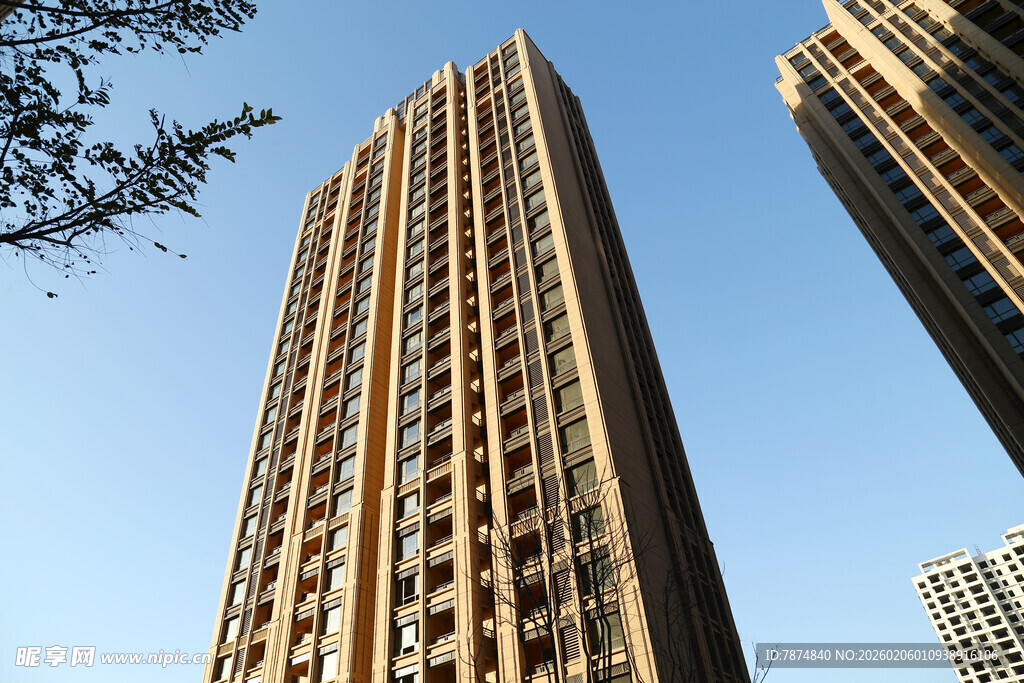 高耸入云的现代摩天大楼