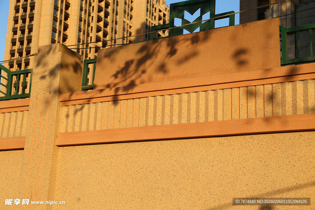 城市建筑旁的光影墙面