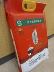 红色大米包装袋展示益阳市沅米面