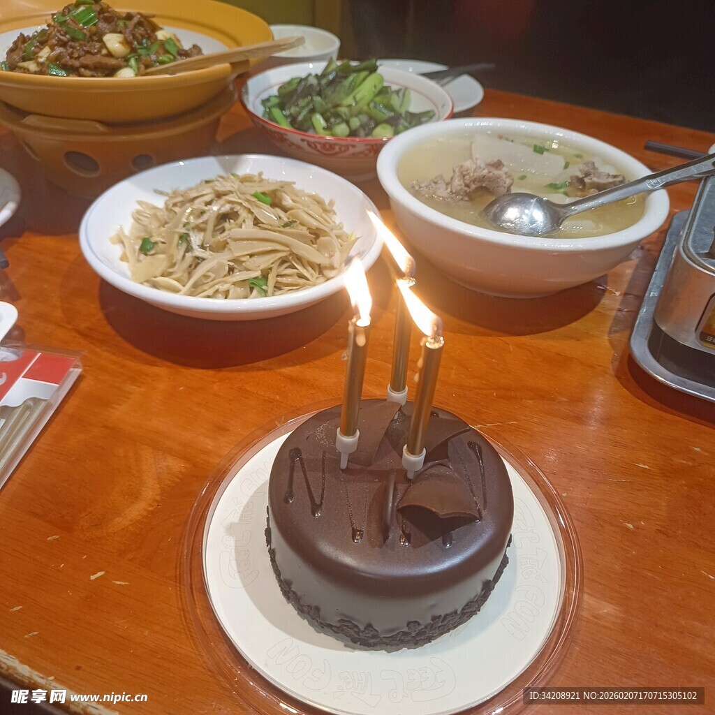 生日餐食与巧克力蛋糕