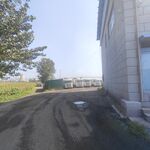 户外建筑旁的空旷道路