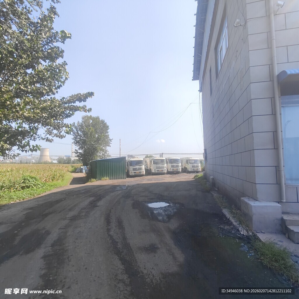 户外建筑旁的空旷道路