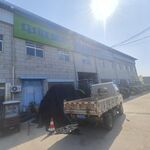 工厂外停放货车的场景