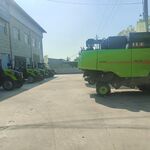 室外停放的多辆绿色机械设备