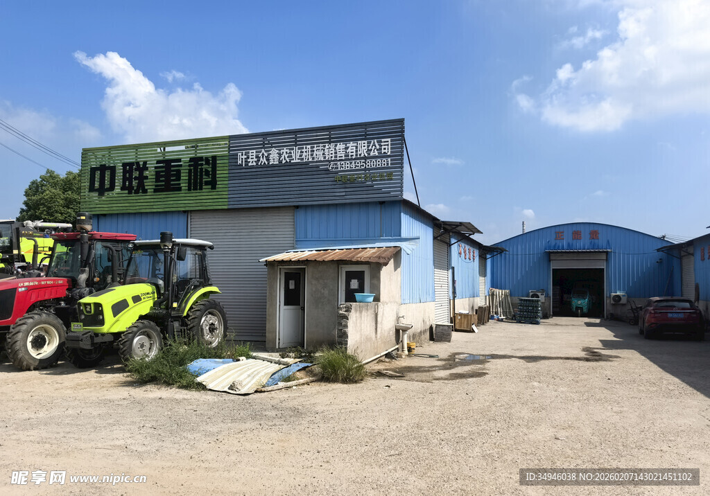 工厂外停放的工程机械设备