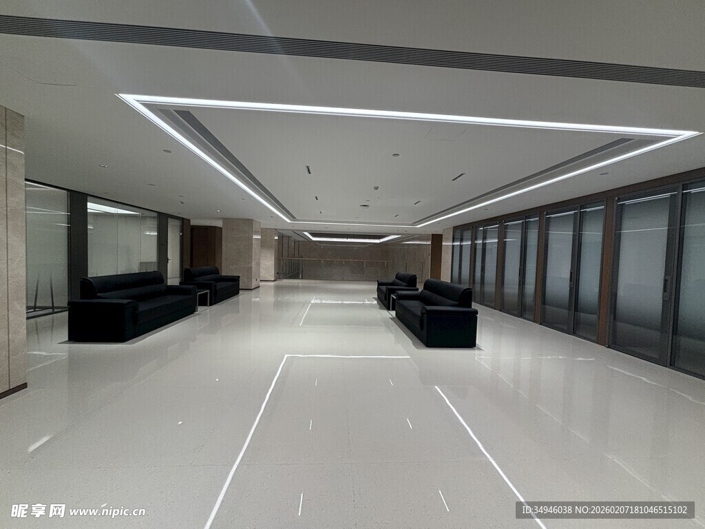 宽敞现代的室内办公空间