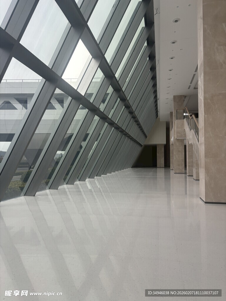 现代宽敞玻璃大厅走廊