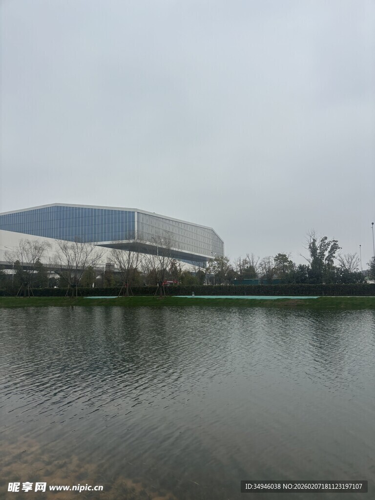 湖畔现代建筑景观