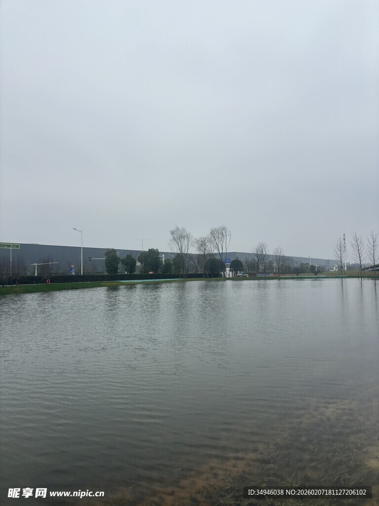 平静水域边的工厂景象