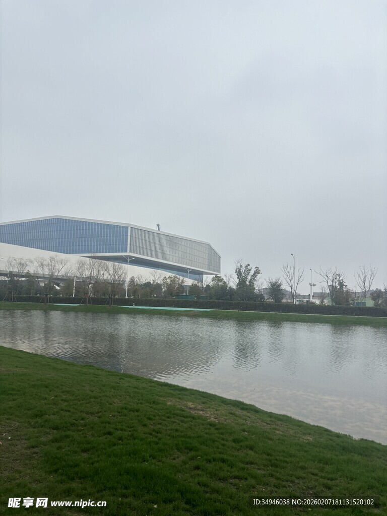 河畔现代建筑景观