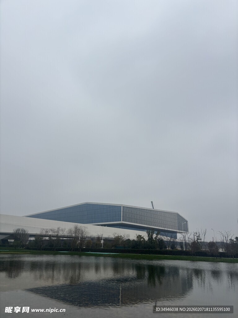 湖畔现代建筑倒影景观