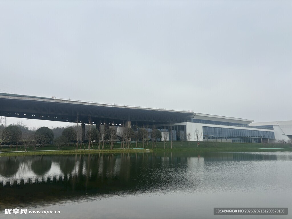 湖畔现代建筑景观