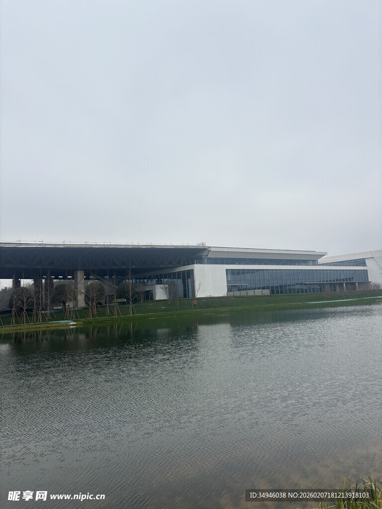 水边现代建筑景观