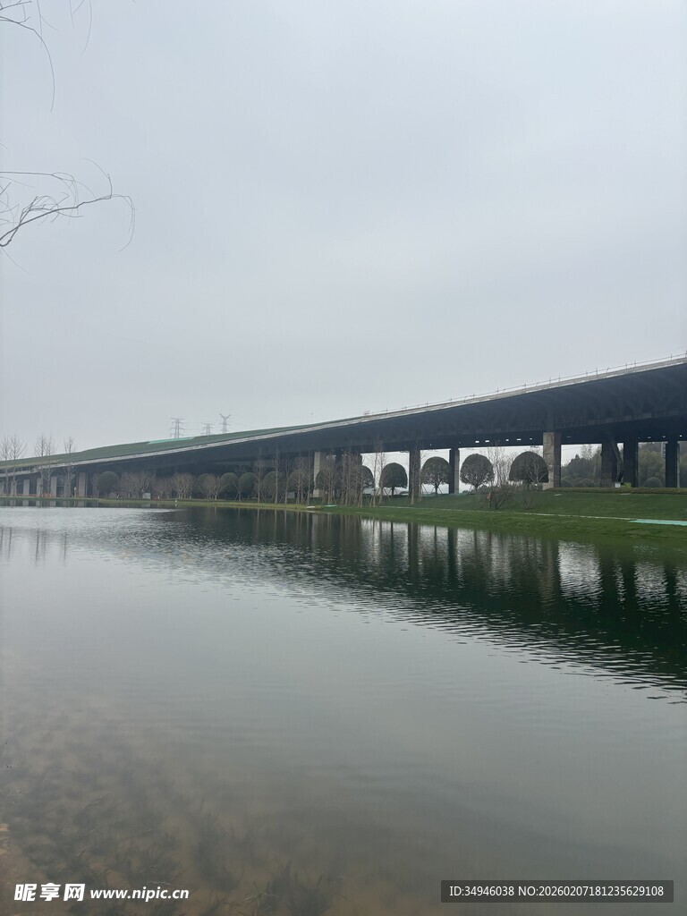 河畔桥梁倒影风景如画