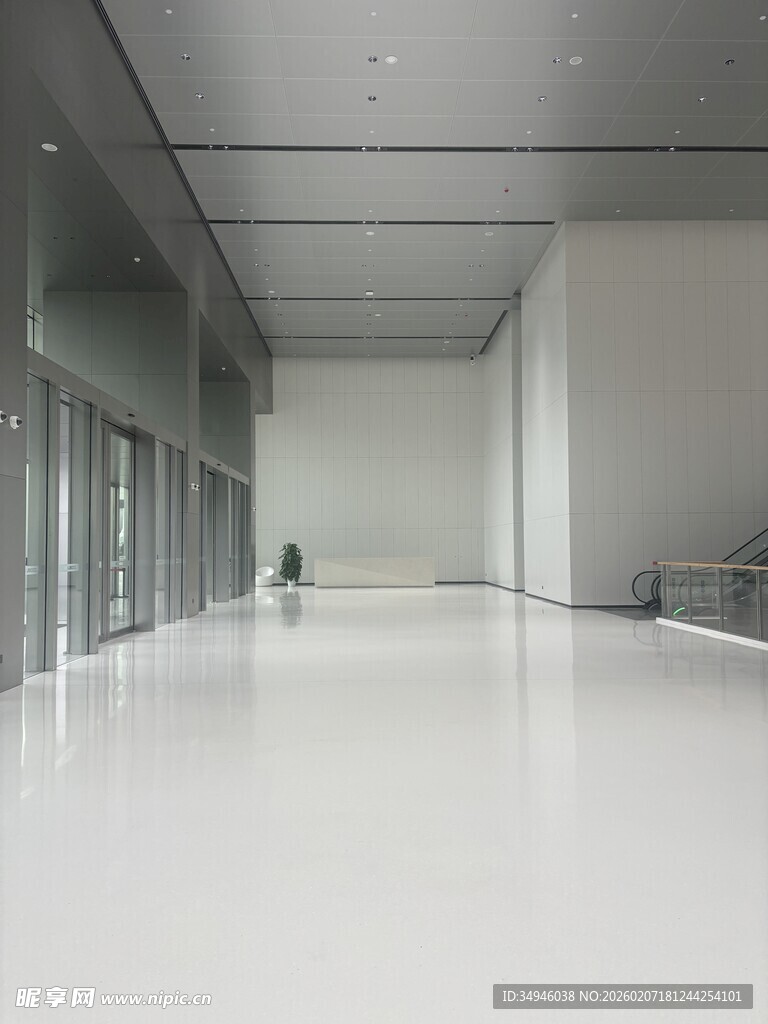 空旷走廊中的孤独身影