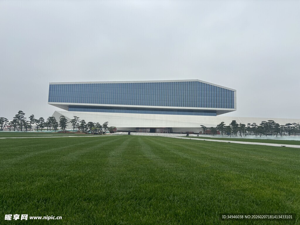 悬浮建筑下的开阔绿草地