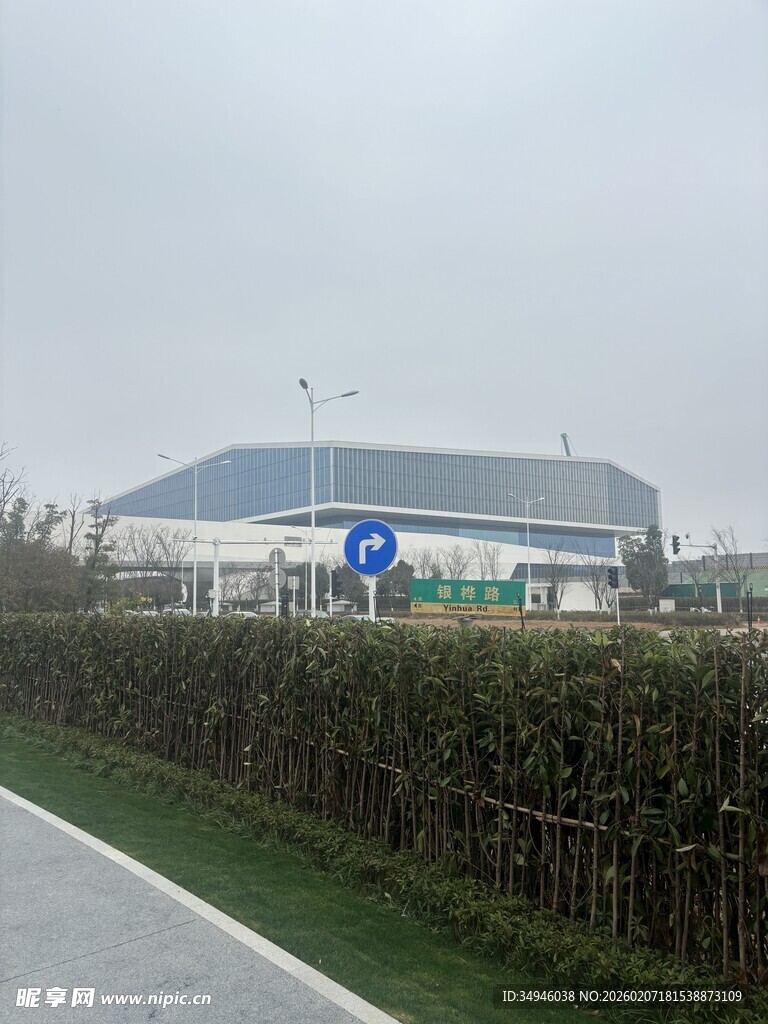 户外道路旁的大型建筑景观