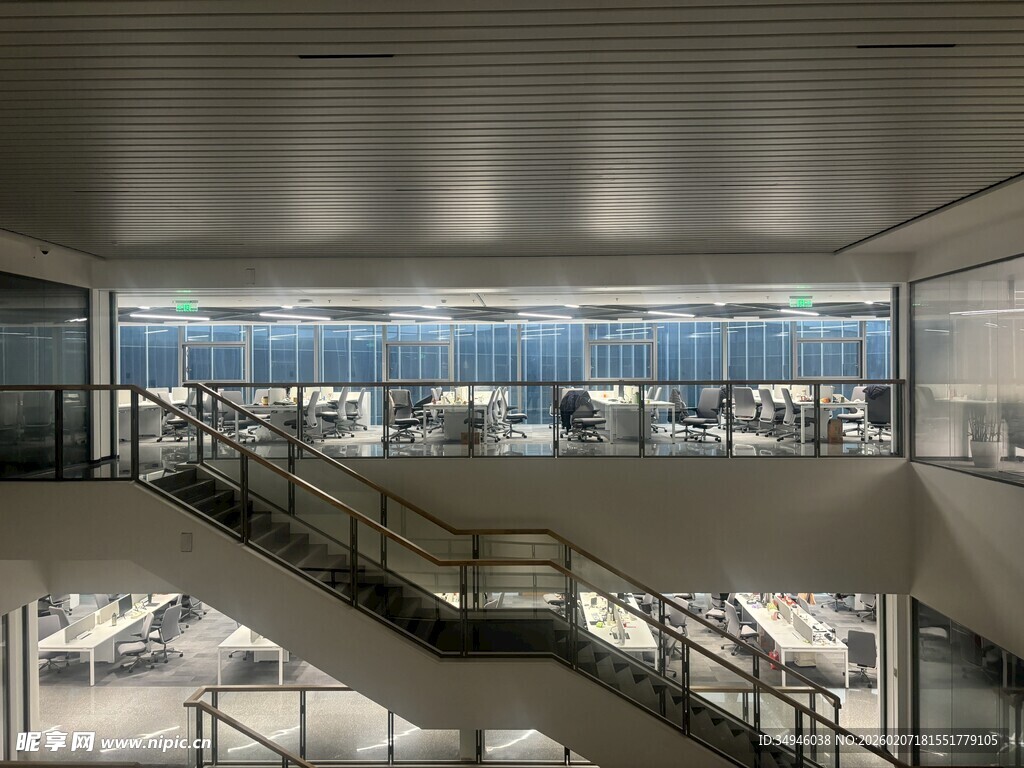 现代风格的宽敞办公空间