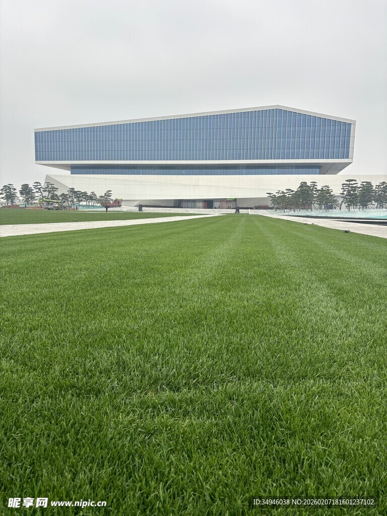 广阔绿草地旁的现代建筑