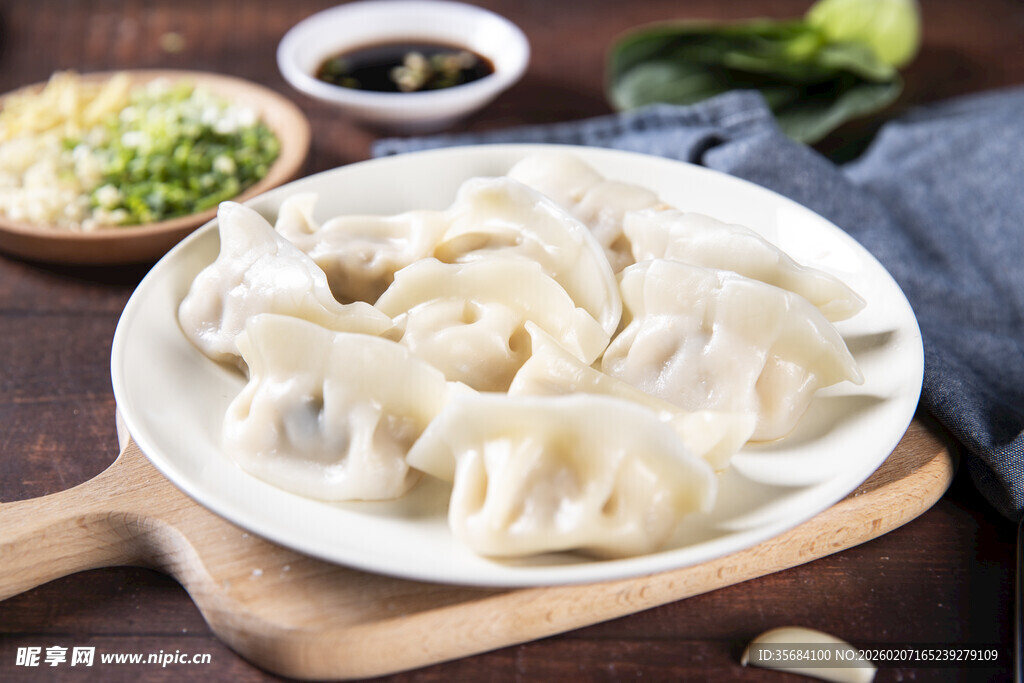 美味饺子摆放在木盘上