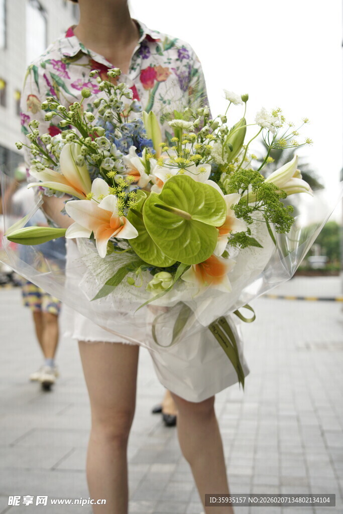 手持缤纷花束的时尚女孩