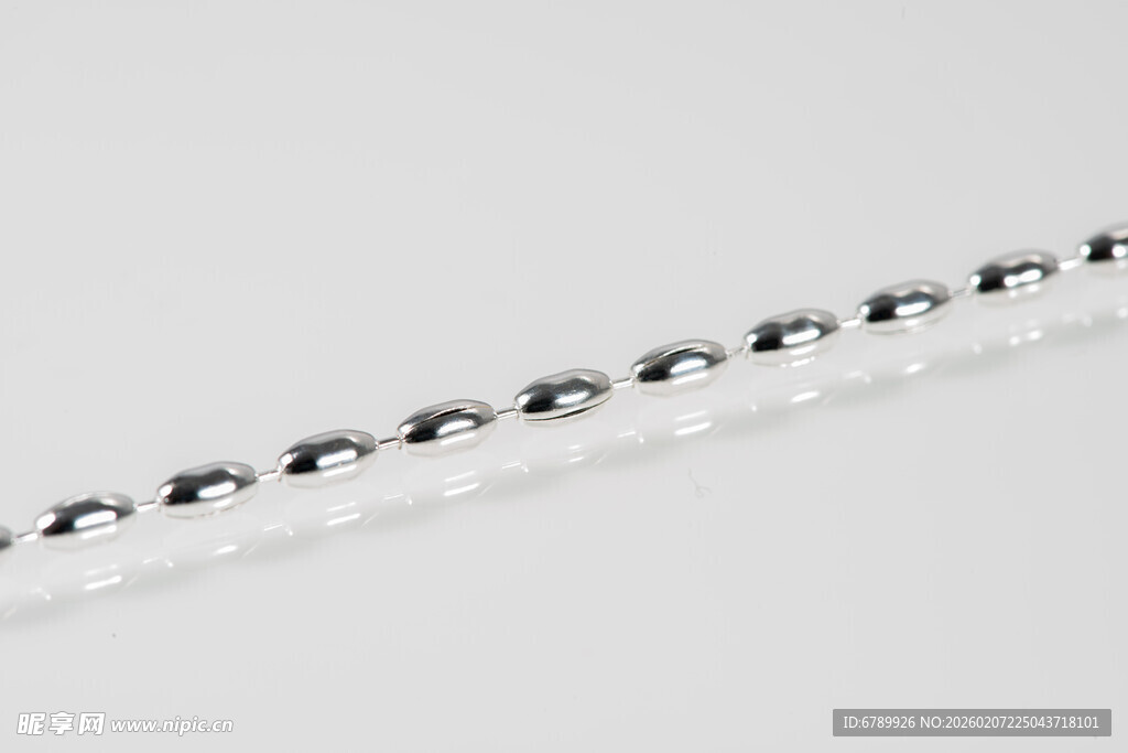 简约白色链条饰品展示