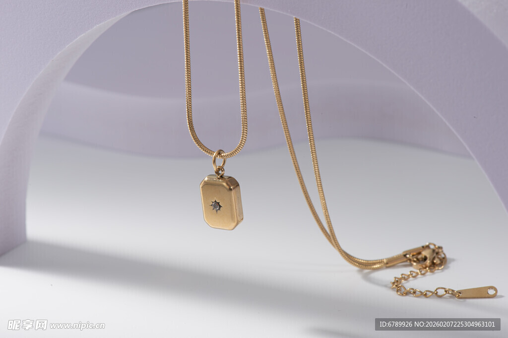 精致金项链饰品展示