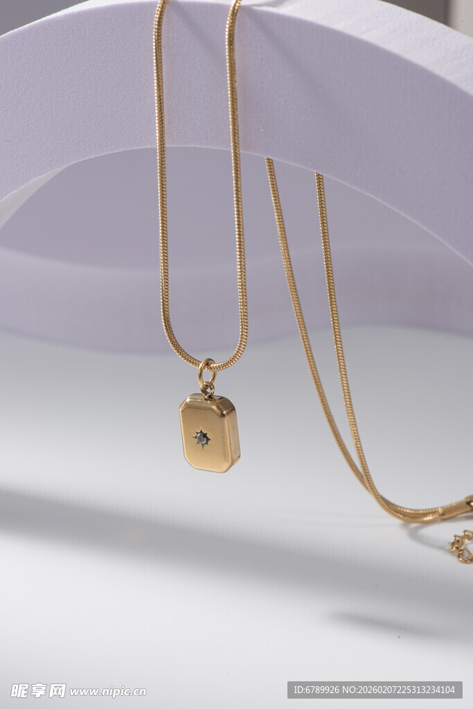 精致金色吊坠项链展示