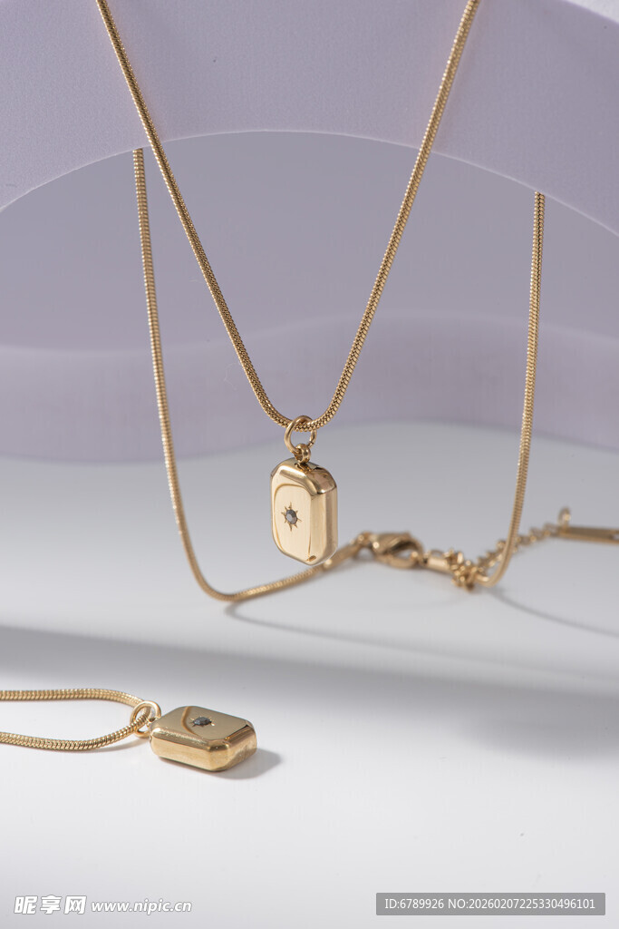精致金项链饰品展示