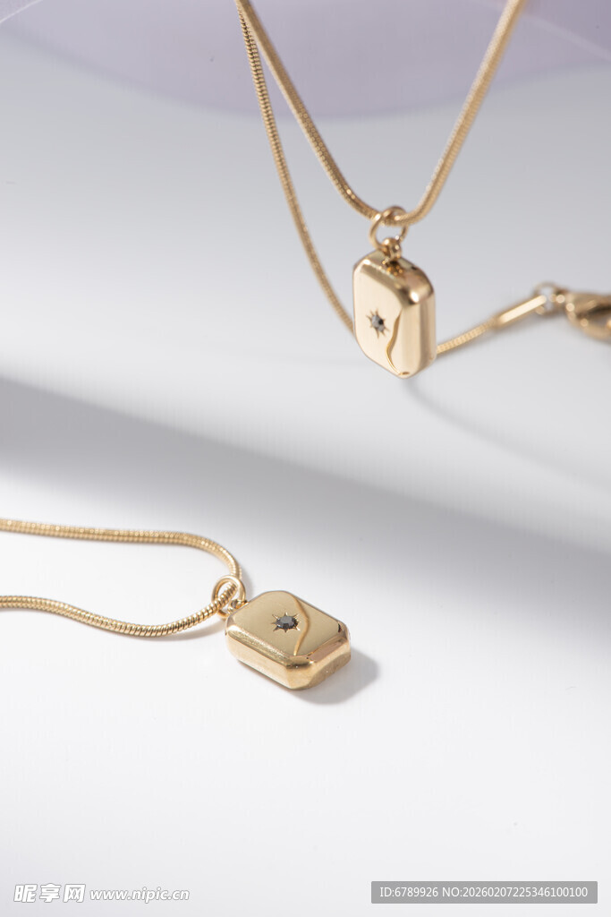 精致金色锁形项链饰品