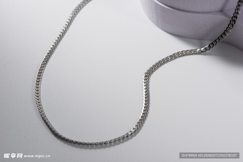 简约银色项链展示