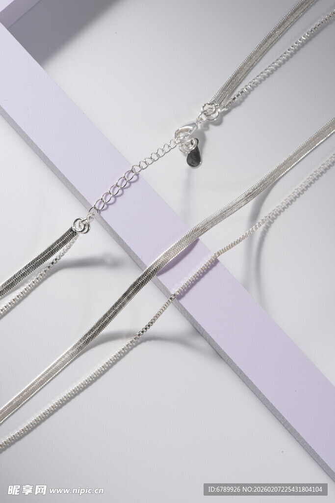 简约精致银项链饰品展示