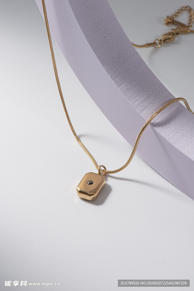 简约金色吊坠项链展示