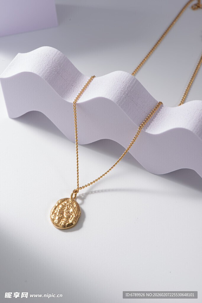 简约金色项链吊坠展示